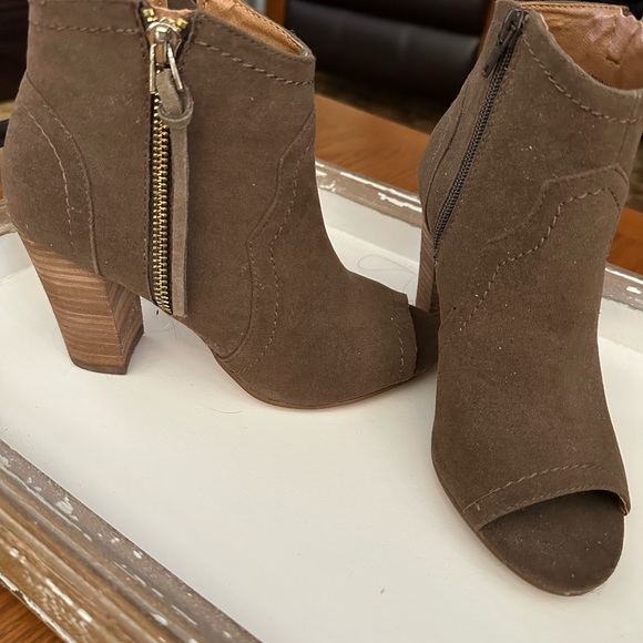 Women’s Size 6 XoXo Brown Suede Color. New Never Worn - Picture 3 of 4